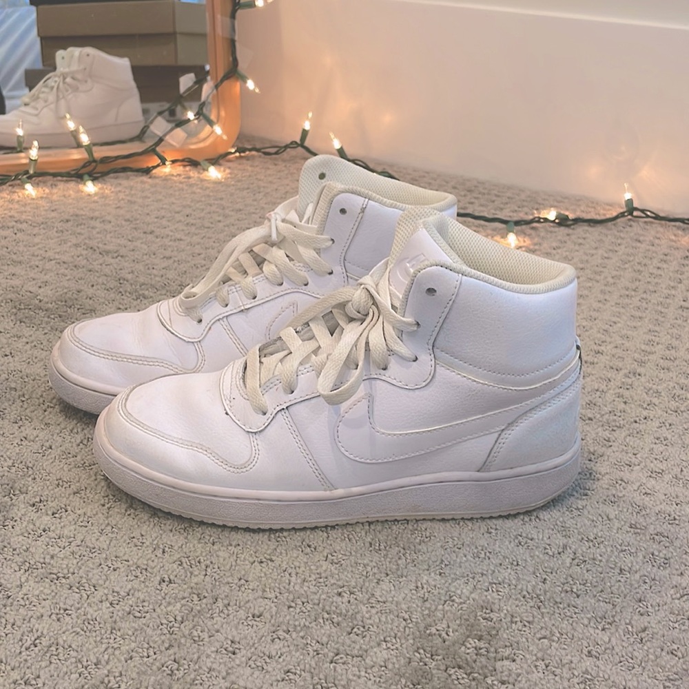Selling these Nike high top shoes!! I got these a while ago but they don’t fit🥲